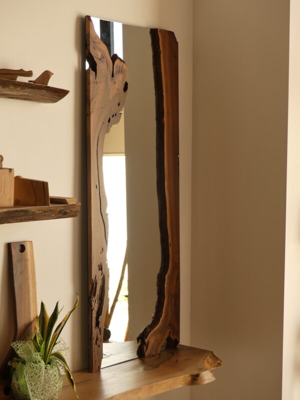 specchio in legno di mandorlo pugliese